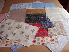 lot de petits coupons de tissu