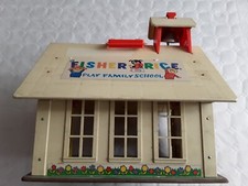 Ancien jouet école  Fisher Price Play Family School et clochette avec manques
