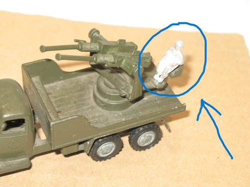 R09 soldat assis - assis, metal