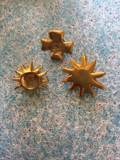 3 pin’s doré dont 2