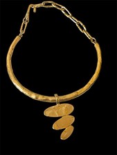 collier torque, ras de cou Biche de Bere avec pendentif, plaqué or, brutaliste