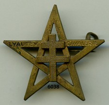 Insigne spahi ,   21  RS. ( Marocains ) , fond ajouré et croix en relief
