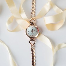 Montre Bracelet Femme Quartz Élégante – Or Rose avec Cœurs & Strass, Cadeau