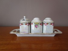SERVICE A CONDIMENTS SALIERE POIVRIERE & MOUTARDE  PORCELAINE EFFET NACRE FLORAL
