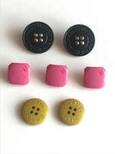Lot de 7 boutons CHANEL en