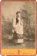 Femme en costume