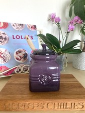 Rare pot à confiture de cassis Le Creuset - rangement, couvercle et spatule en grès violet CASSIS