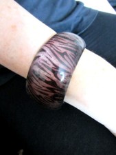 BRACELET BANGLE STYLE VINTAGE motifs zébrés violet rose paillettes