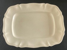 Grand plat rectangulaire bords chantournés en faïence de Sarreguemines ivoire