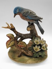 GRANDE FIGURINE OISEAU SUR BRANCHE EN PORCELAINE / BISCUIT SIGNEE ANDREA