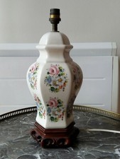 joli pied de lampe en porcelaine sur socle bois