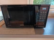 micro onde de marque Samsung. Couleur noire . Très bon état.