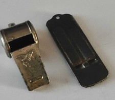 2  ANCIENS SIFFLETS EN METAL