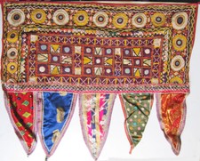 BANDEAU DE TENTURE indienne avec broderie et miroirs.