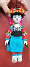 Jolie poupée porcelaine tenue traditionnelle asiatique bon état général