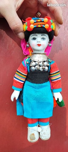 Jolie poupée porcelaine tenue