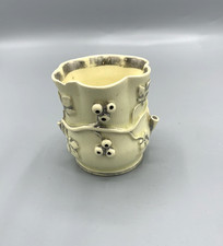 Pot en faïence ivoire de Langeais XIXe, décor en relief feuillages fruits argent