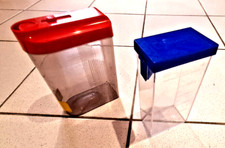 VINTAGE LOT DE 2  BOITES VERSEUSES GRADUEE  PLASTIQUE  ETAT D USAGE ANNEES  1970