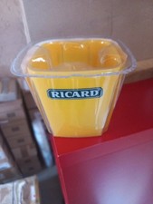 Un petit bac à glaçons ricard intérieur jaune