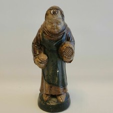 Statue moine tenant un fût et