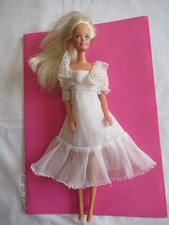 BARBIE en ROBE BLANCHE et
