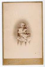 PHOTO CABINET, un enfant assis