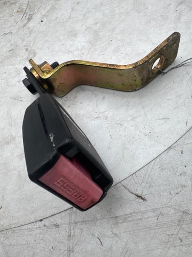 Attache ceinture arriere droit