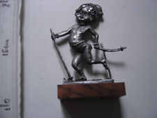 ETAIN d'art cisele main TIN Jeune Enfant avec ses skis socle bois Vintage