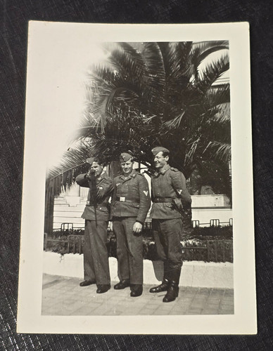 Luftwaffe soldiers point - soldiers,