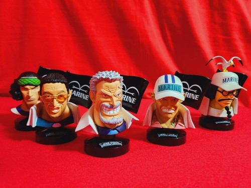 One piece lot figurines - piece,