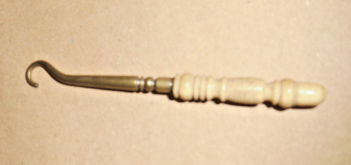 Crochet ancien tire boutons