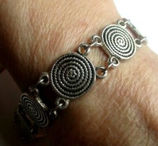 bracelet couleur argent maillons ronds émail noir main de Fatma bijou rétro 3513