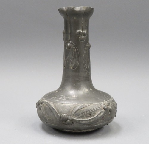 Vase étain signé p - en,