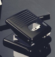 El Casco OFFICE HOLE PUNCH M-220 CN SHINY CHROME AND BLACK