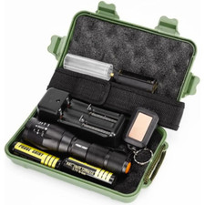 Lampe torche militaire