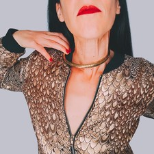 Collier ras-du-cou Vintage 70s en laiton gravé – Torque artisanal doré Inde