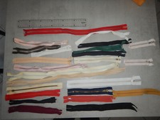 ENSEMBLE D'OBJETS VINTAGE MATÉRIEL DE COUTURE  FERMETURES ÉCLAIR, RUBANS, NŒUDS