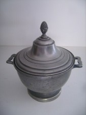 Ancien pot couvert en étain "Les Etains de Lyon" à deux anses 17 cm X 17 cm