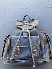 Sac à dos en cuir de moto type custom.