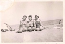 ANCIENNE PHOTOGRAPHIE 1939 A LA PLAGE TRIO JEUNE FEMMES PIN-UP MAILLOTS ANCIENS