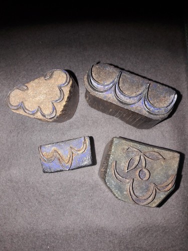 Quatre anciens tampon encreur - ,