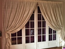 Paire de rideaux en soie sauvage blanc cassé. Doublés de molleton. 