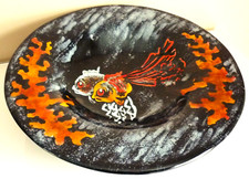 GRANDE COUPE CERAMIQUE EMAILLEE, ROIS DE MAJORQUE, DECOR AUX POISSONS DLG LURCAT