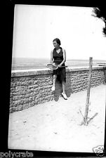 Portrait femme assise avec raquette de tennis - ancien négatif photo an. 1940