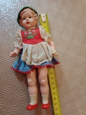 Une ancienne petite poupée de