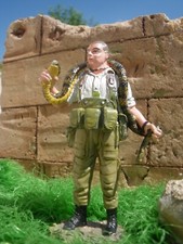 COLLECTION SOLDATS:  L'INSTRUCTEUR du C.E.F.E avec un Serpent , 2004 , no 41