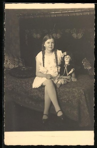 Jeune fille assise sur lit - assise,