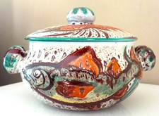 SOUPIERE, PLAT, CERAMIQUE EMAILLEE VALLAURIS, POISSON, CRUSTACES, ALGUES