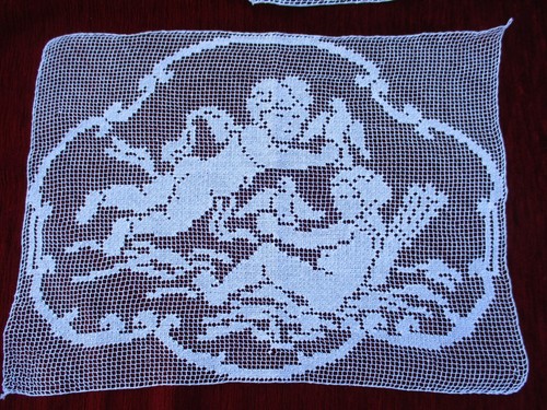 Médaillon broderie main sur - main,