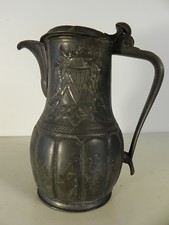 Pichet ancien en etain blason